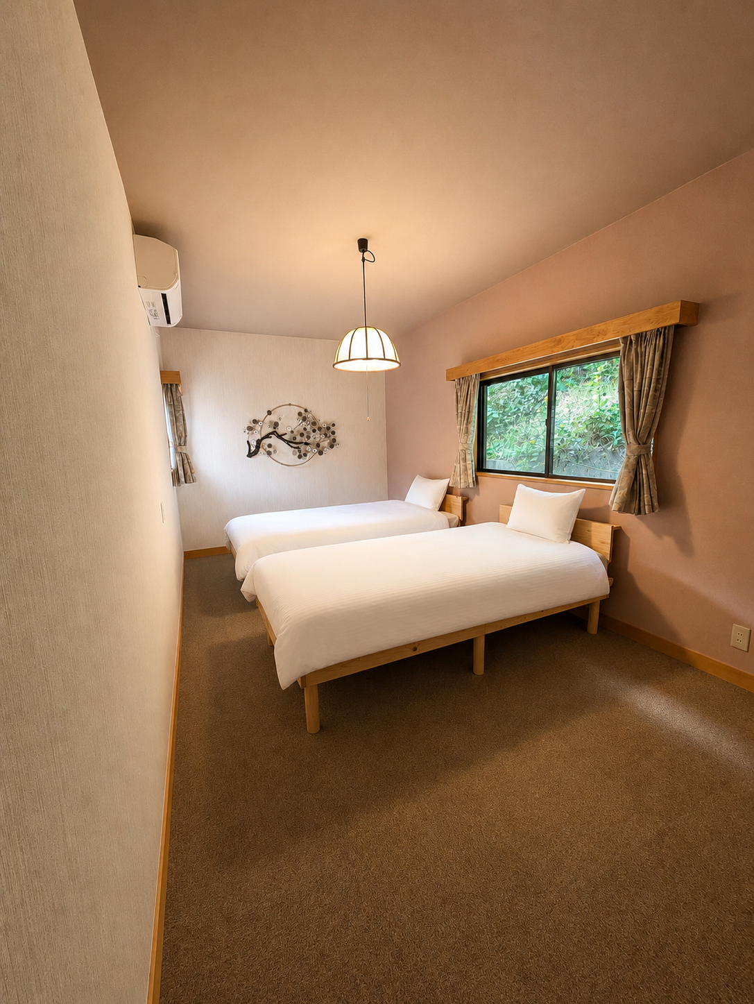 落ち着いた色合いのツインルーム ROOM②（2F）