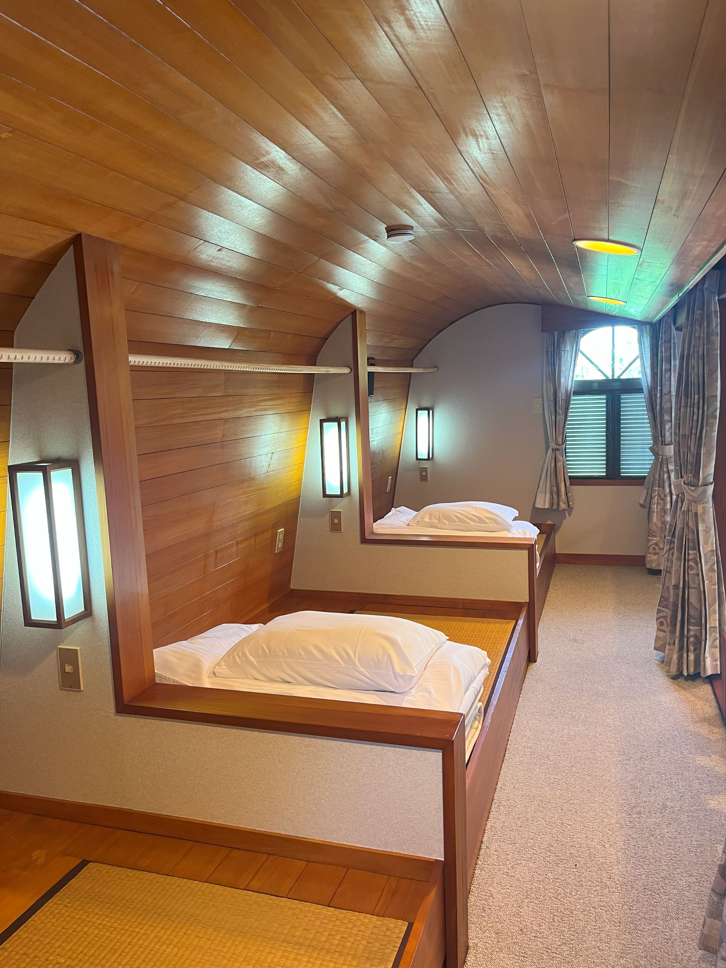 勾配天井に沿った造作ベッドのロフトルーム ROOM③（3F）