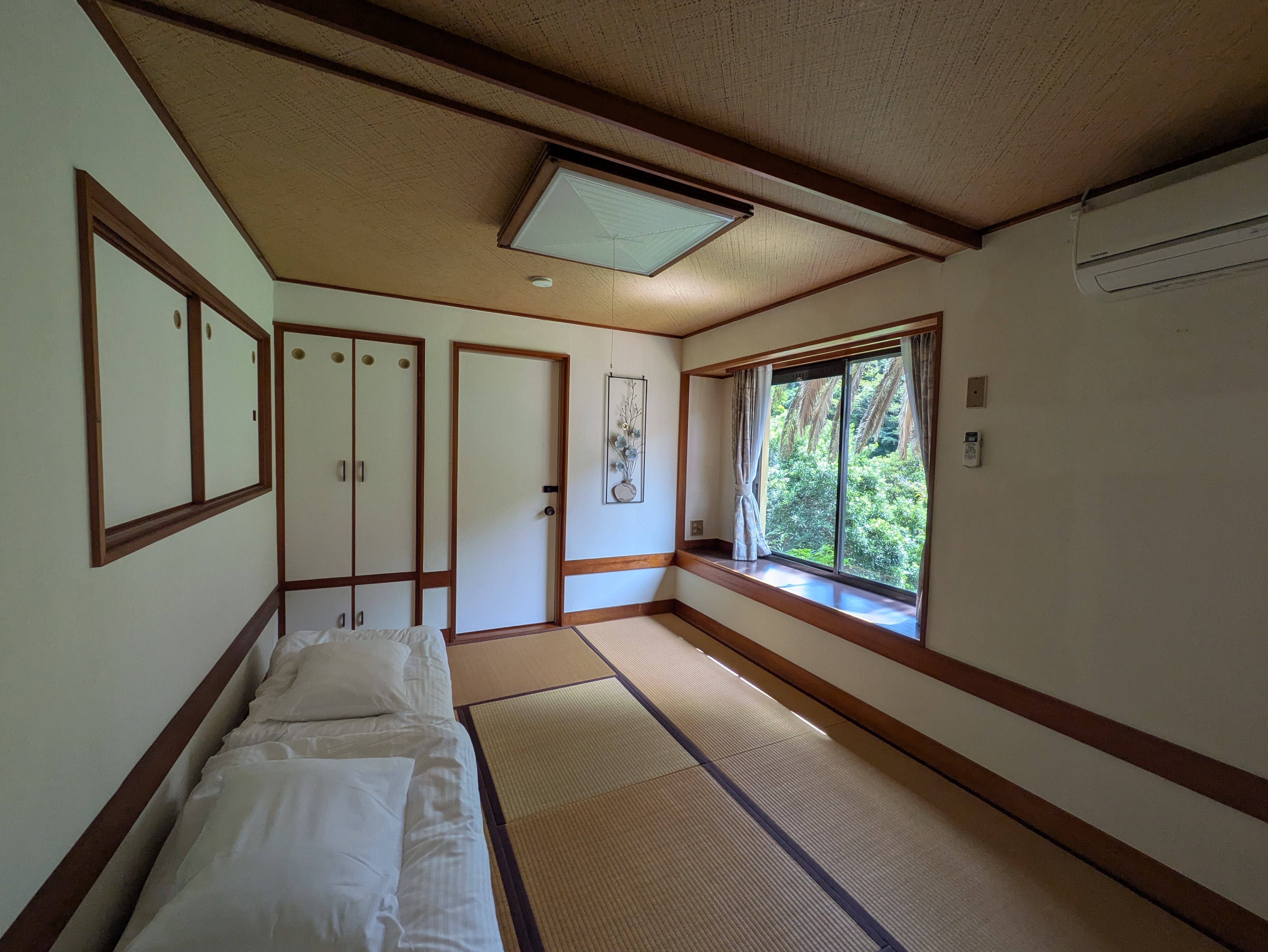 畳に布団を敷いた和室 ROOM④（1F）